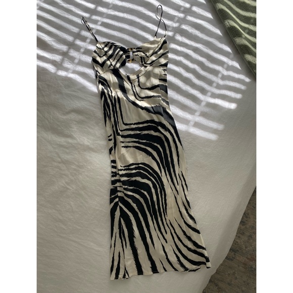 Sun Becomes Her Villa Midi Dress - Picture 6 of 8